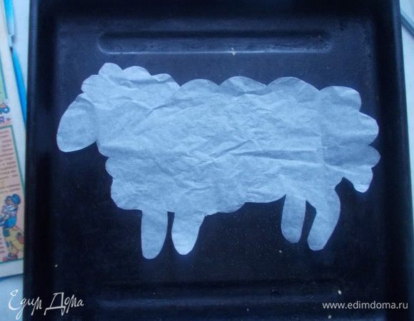 Берем лист пергамента и рисуем на нем барашку, даже для меня, это оказалось не сложным. Рисунок должен помещаться на противне.Рисуйте ножки побольше,потому что творожные шарики будут увеличиваться при выпекании и могут закрыть их.