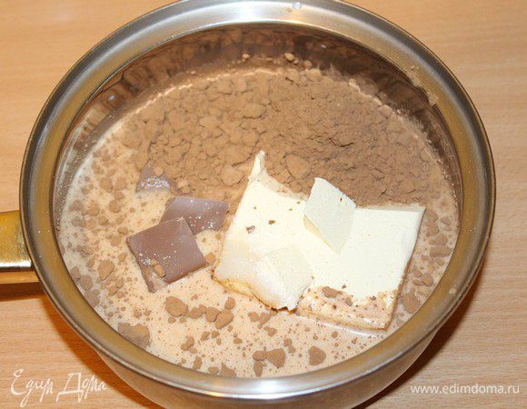 Молоко, масло, шоколад, какао и сахар на среднем огне довести до однородного состояния. Не доводить до кипения.