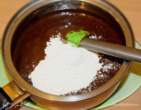 Муку, разрыхлитель и соду смешать. Просеять в 2 этапа к шоколадной смеси. 