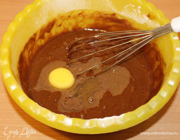 Перемешать. По одному добавить яйца. Все хорошо перемешать еще раз.
