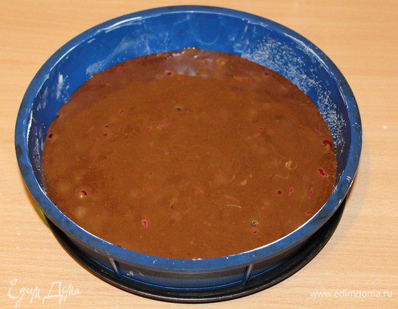 Залить второй половиной теста.