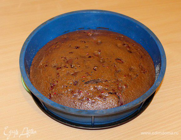 Выпекать 45-55 минут. Готовый корж остудить.