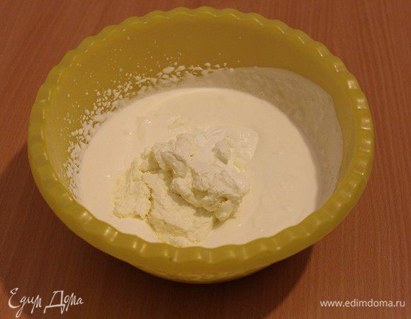 Добавить сметану, творожный сыр, сахар и еще раз взбить.