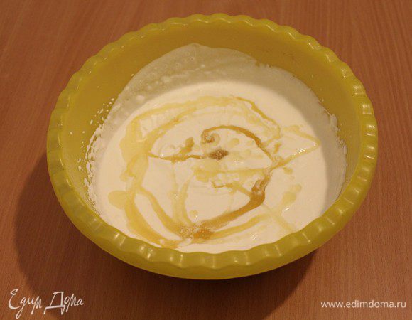 Распустить на среднем огне (не кипятит!) желатин и, продолжая взбивать, влить его в творожную массу. Получившуюся массу  убрать на 10-15 мин минут в холодильник.