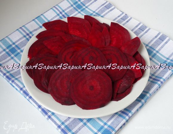 Для свекольных роз: количество свеклы указано условно. Свеклу очистить и нарезать на тонкие пластины 1-2 мм толщиной. Если свекла крупная, то можно её разрезать на две части и таким образом нарезать на пластины. 