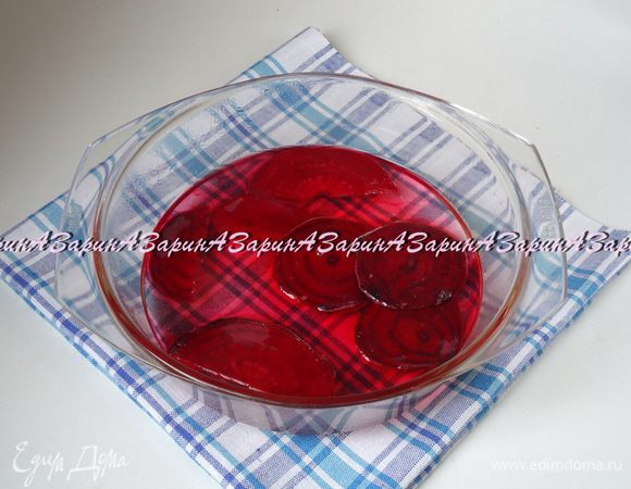 Для сиропа смешать сахар, воду, ванилин и корицу. Ванилин и корица придадут розам приятный вкус и аромат. 
Поставить кастрюльку на огонь и сварить сироп. Достаточно того, чтобы он закипел и сахар растворился.
Затем партиями опускать в сироп пластины и варить по 5 минут.
