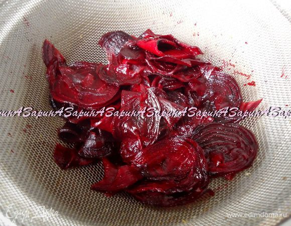 Вынимать готовые пластины шумовкой и перекладывать их на сито, чтобы лишняя жидкость стекла.