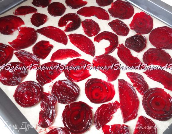 После разложить пластины на любой поверхности и оставить их для подсыхания на несколько часов. Либо подсушить их в духовке в режиме конвекция.