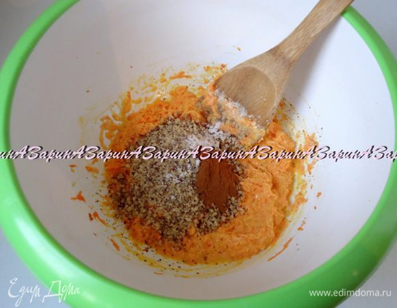 Для бисквита: морковь очистить, натереть на мелкой терке. Натереть с цедру с лимона и добавить в морковь.
Добавить сметану, растительное масло, а также соду, гашеную лимонным соком. Перемешать.
Всыпать измельченный орех и специи.