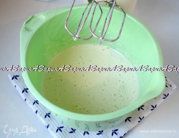 В отдельной миске взбить яйца с коричневым сахаром в пышную пену.