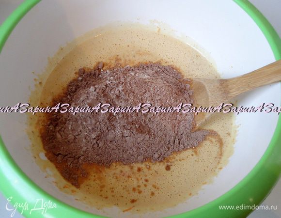 Цельнозерновую муку смешать с какао и просеять к жидким ингредиентам. Аккуратно с помощью лопатки вымесить тесто. 