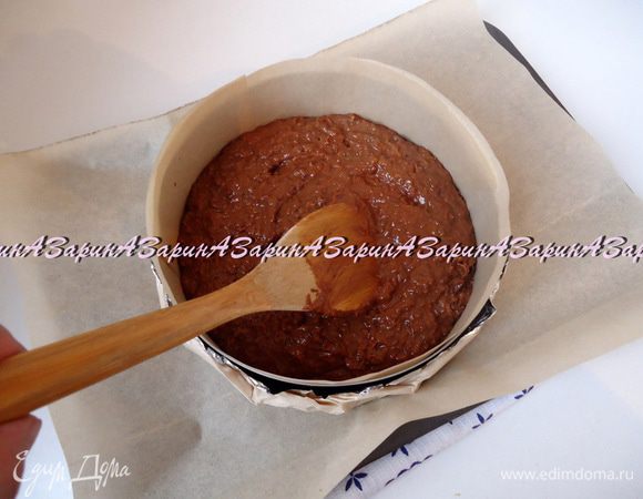 Переложить тесто в заранее подготовленную форму диаметром в 20 см. Я ничем форму не смазывала, только застелила дно пекарской бумагой.
Выпекать в заранее разогретой духовке при 180С около 40 минут. Готовность проверить деревянной шпажкой.