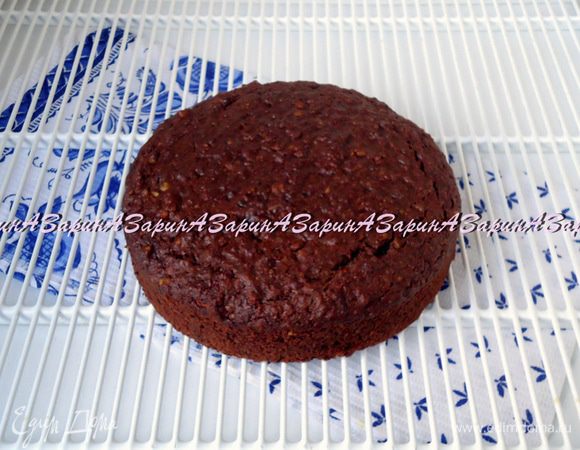 Готовый бисквит освободить от формы и остудить на решетке.