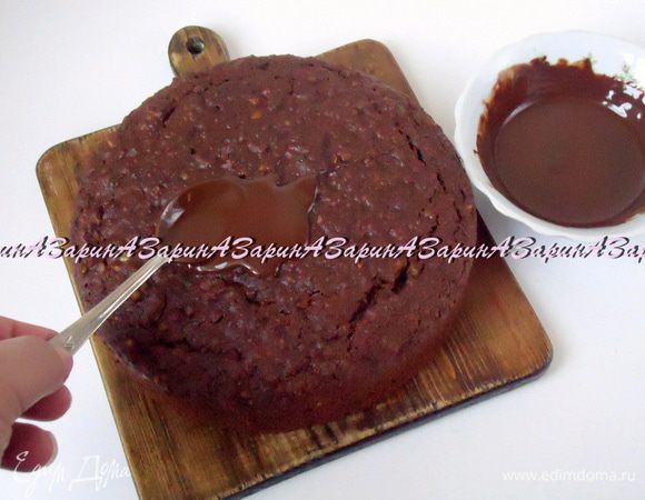 Оформление пирога: шоколад с 1 ст. л. растительного масла растопить на водяной бане. Полить шоколадной глазурью пирог.
