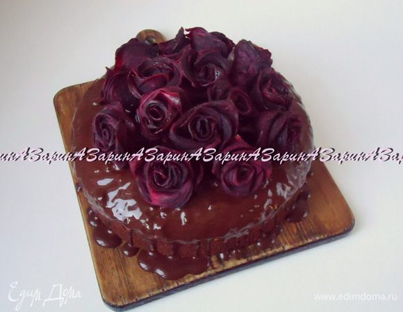 Сверху на глазурь уложить розы. Поставить в холод на 10 минут, чтобы глазурь застыла. 