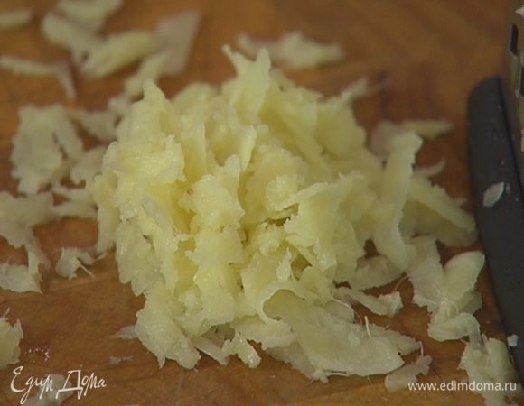 Имбирь почистить и натереть на крупной терке (должна получиться 1 ст. ложка натертого имбиря).