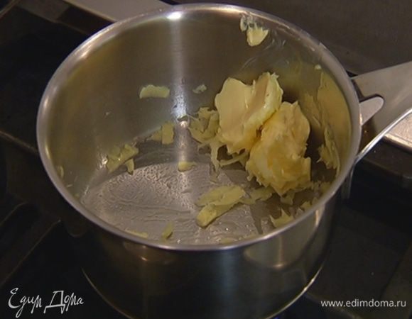 В небольшой кастрюле соединить натертый имбирь и 50 г сливочного масла и прогреть, чтобы масло растопилось.