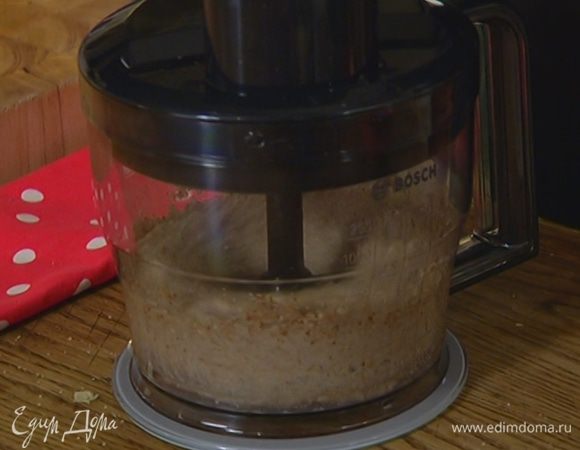 Всыпать к пекану сахар, измельчить еще немного, затем, не выключая блендера, по одному ввести яйца.