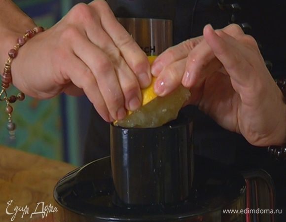 Из лимона выжать сок, влить в блендер к пекану с сахаром и взбить еще немного.