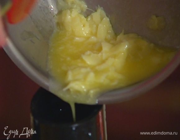 Добавить растопленное масло с имбирем и взбить все в однородную массу.