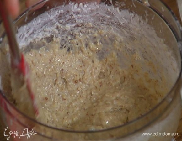 Всыпать муку и вымешать тесто лопаткой.