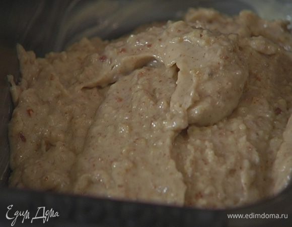 Продолговатую форму для выпечки смазать оставшимся сливочным маслом, выложить тесто и разровнять его.