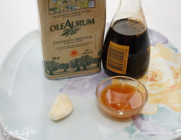 Приготовим всё для маринада. Чеснок очистить, потереть на мелкой тёрке (или пропустить через пресс), смешать все ингредиенты для маринада в миске.