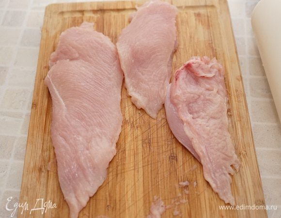 Раскатать каждый кусок скалкой. Мясо будет выскальзывать, но мы его победим и раскатаем вот так.