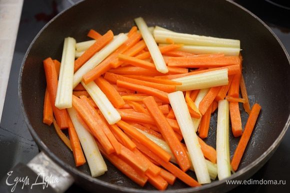 Стебли сельдерея помыть, нарезать на кусочки такой же длины, как и морковь. И разрезать каждый вдоль на 3 части. Потушить сельдерей с морковью до полуготовности моркови, если надо добавить 1 ст. ложку воды или бульона, присыпать любимыми специями. Я не захотела добавлять никаких специй - хотелось ощутить только вкус овощей. Посолить, поперчить по вкусу.