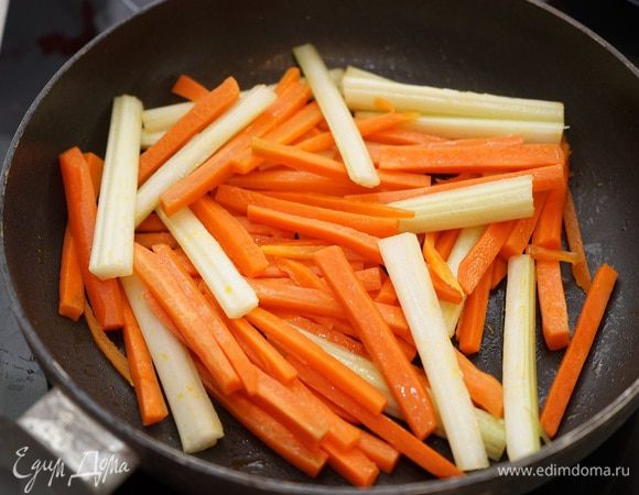 Стебли сельдерея помыть, нарезать на кусочки такой же длины, как и морковь. И разрезать каждый вдоль на 3 части. Потушить сельдерей с морковью до полуготовности моркови, если надо добавить 1 ст. ложку воды или бульона, присыпать любимыми специями. Я не захотела добавлять никаких специй - хотелось ощутить только вкус овощей. Посолить, поперчить по вкусу.