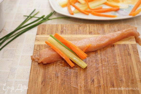 Включить разогреваться духовку до 180С. Снять сковороду с огня, переложить начинку в миску, немного охладить. Достать мясо из холодильника. Собираем завитушки: берём 3-4 брусочка моркови, 1 палочку сельдерея и обматываем полоской мяса.