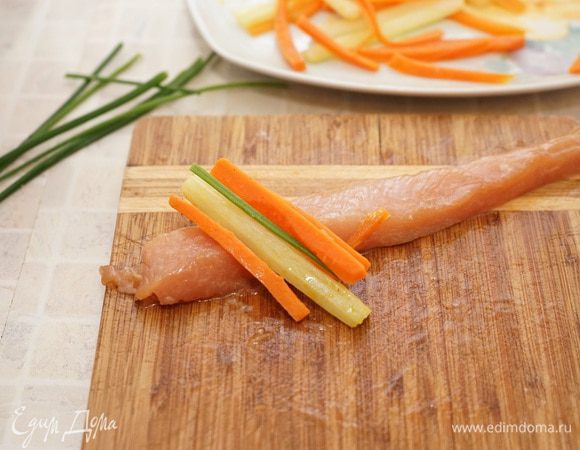 Включить разогреваться духовку до 180С. 
Снять сковороду с огня, переложить начинку в миску, немного охладить. Достать мясо из холодильника. 
Собираем завитушки: берём 3-4 брусочка моркови, 1 палочку сельдерея и обматываем полоской мяса. 