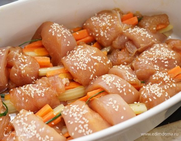 Укладываем завитушки в форму для запекания и посыпаем кунжутом.
Ставим в разогретую до 180С духовку и запекаем 35 минут. Потом увеличиваем температуру до 200 градусов и еще под гриль на 5 минут. 