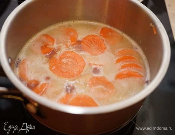 А пока займёмся соусом. Морковь почистим, порежем на колечки и вместе с маслом и натёртым на мелкой тёрке имбирём (длиной примерно 1 см) кладём в сотейник. Заливаем водой, чтобы только покрывало морковь и варим под крышкой на среднем огне 40 минут.