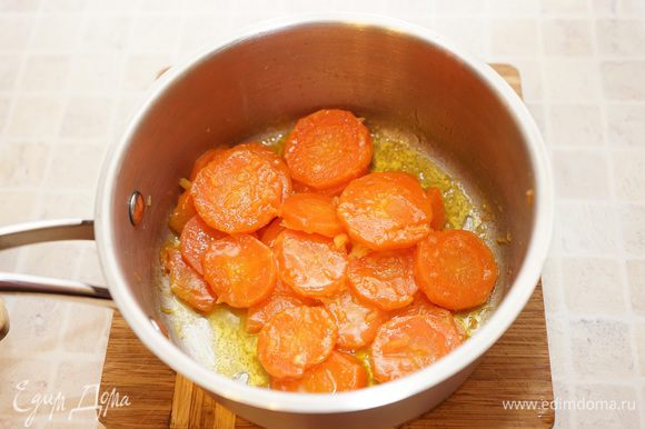 Потом снимаем крышку и выпариваем оставшуюся воду – еще минут 10, при этом следить, чтобы морковь не пригорела.