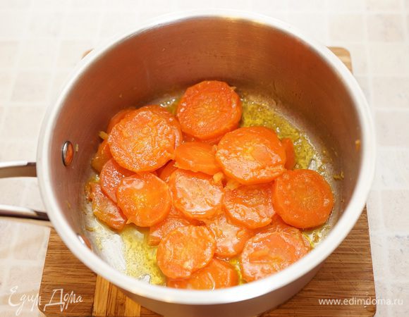 Потом снимаем крышку и выпариваем оставшуюся воду – еще минут 10, при этом следить, чтобы морковь не пригорела. 