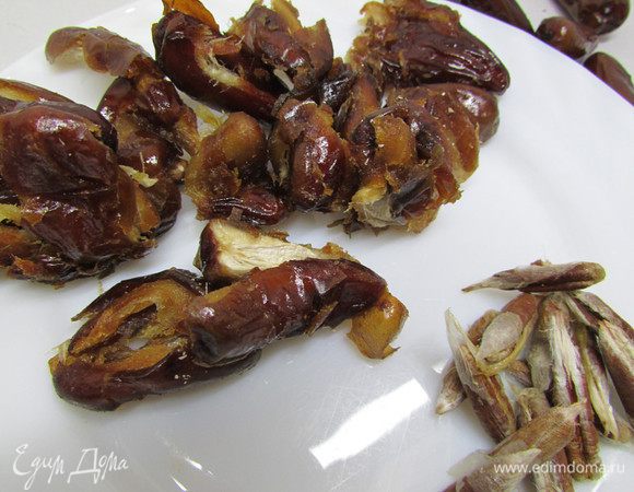 Финики освободите от костей.