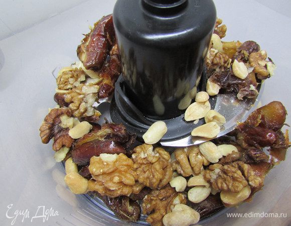 В чашу блендера выложите смесь орехов (грецкие и арахис), добавьте финики и измельчите.