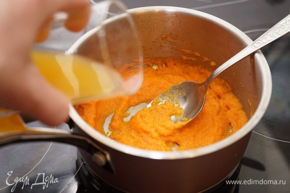 Готовую морковь взбить в блендере. Для недиетического варианта можно постепенно добавлять сливки. А мы же вернем морковное пюре в сотейник, прогреем немного на огне и добавим процеженный сок половины апельсина. Густоту и остроту соуса регулируйте по Вашему вкусу путем добавления сока и соли-перца. Хорошо перемешать и выложить в соусник.