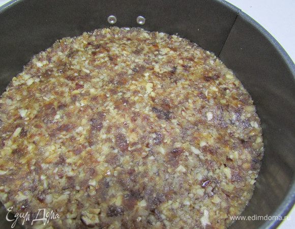 Дно разъемной формы (11,5 см) застелите пищевой пленкой. Равномерно утрамбуйте полученную массу. Все, первый слой готов! 