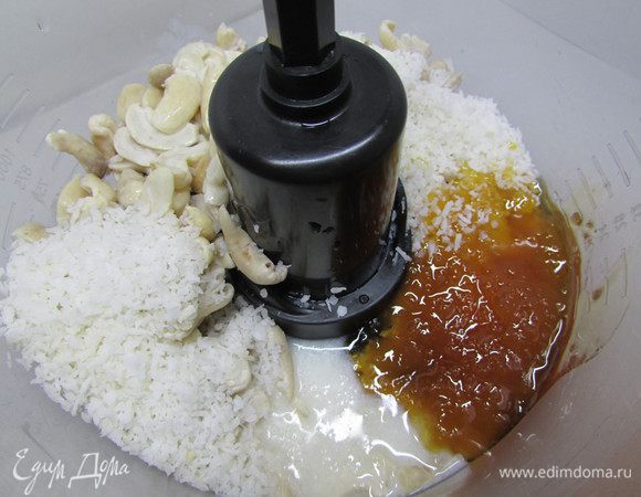 Кешью откиньте на дуршлаг, чтобы стекла вода. Затем в чашу блендера выложите кешью, молоко, кокосовую стружку, лимонный сок и мед. Хорошо смешайте до однородного крема.