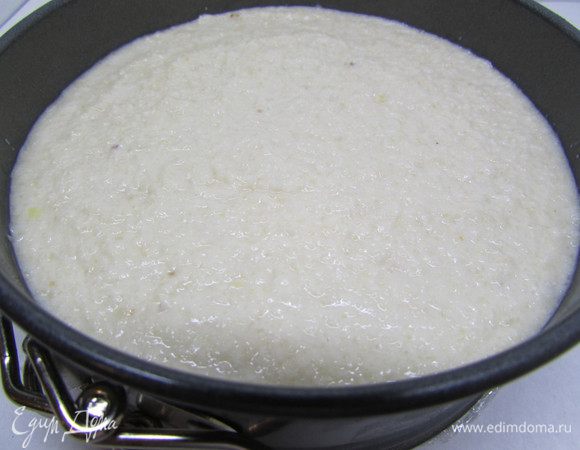 2/3 части этого крема выложите на корж из орехов и фиников.