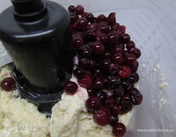 В оставшийся крем добавьте клюкву и снова хорошо смешайте.