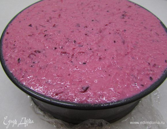 Выложите ягодный слой поверх белого и отправьте форму в морозилку, пока тортик не затвердеет.