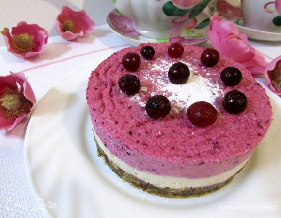 За час до подачи десерта, переставьте тортик из морозилки в холодильник.
Приятного аппетита! 