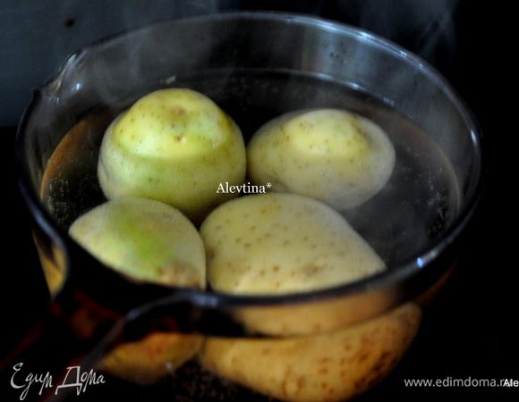 Отварить картофель в подсоленной воде до готовности.
