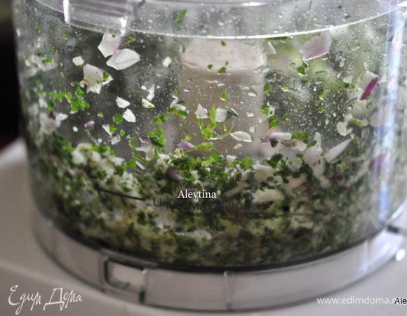 В кухонном комбайне порубить мелко чеснок, свежую петрушку, лук. Добавить оливковое масло, перемешать.
