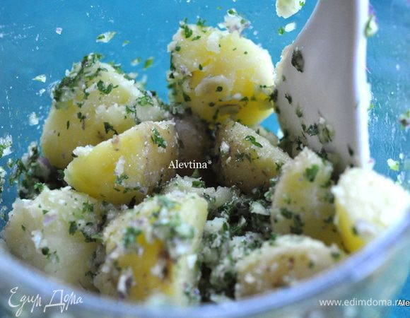 Готовый картофель, порезать на половинки. Выложить из кухонного комбайна порубленную зелень, смешать с картофелем.
Подаем тут же. Приятного аппетита.