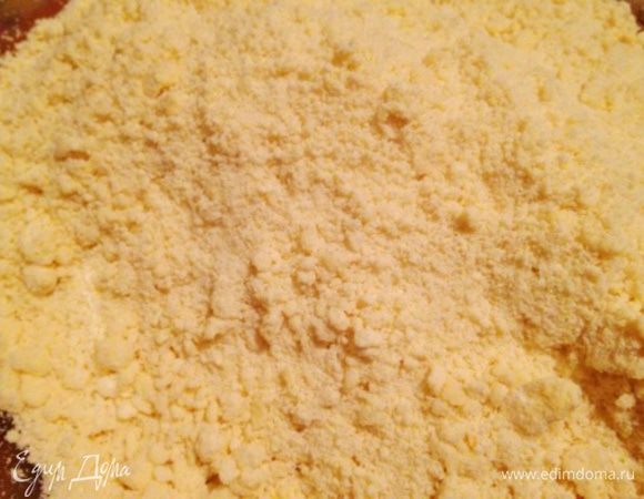 Маргарин порубить с мукой до крошки (можно растереть руками).