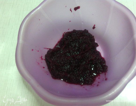 Свеклу отварить, остудить и натереть на мелкой терке.